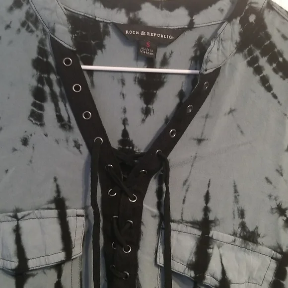 Rock & Republic Long Sleeve 100% Rayon Top. Lace up chest. Size Small - Picture 2 of 7